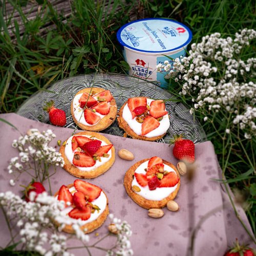 Pistache-zandkoekjes, 'mariguette' aardbeien & magere room met kwark