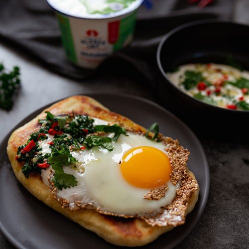 Pitabrood, ei met geroosterde sesam, bibeleskaes pikante saus & verse kruiden